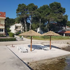 Apartman Nella, Molat